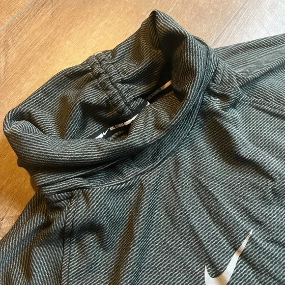 Nike dri-fit running turtleneck with thumb holes - Picture 3 of 7